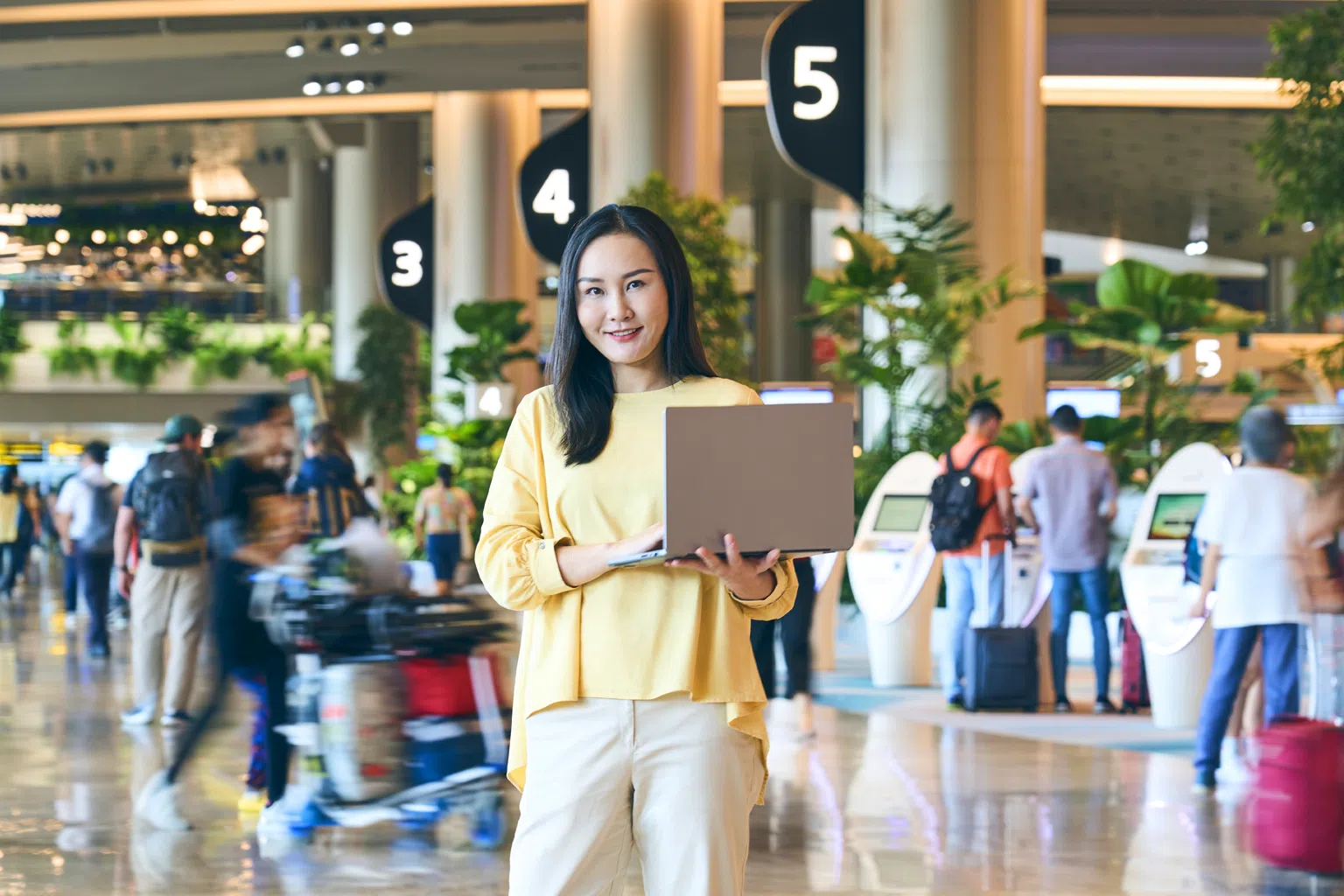 樟宜机场集团机场总体规划高级经理张淼通过机场规划模拟软件预测未来客流量与设施需求。（图/新报业媒体）