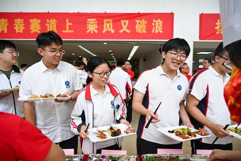 中国多地要求戴眼镜高考考生入场前接受查验