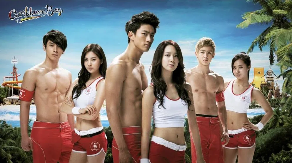 2010年，2PM及少女时代两团在事业如日中天之际合体拍摄水上乐园广告。（互联网）