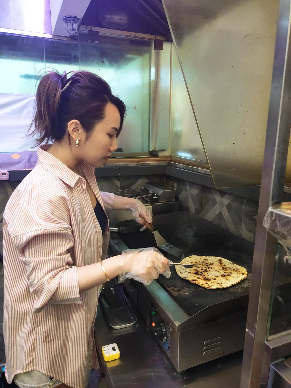 洪慧蒽到博洛尼亚，进入当地厨艺学校，学习制作皮亚迪纳。（受访者提供）