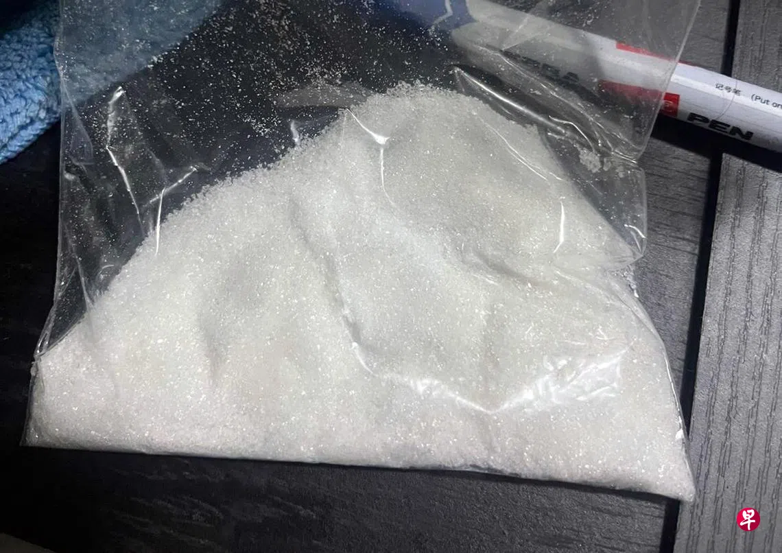 在今年上半年的侦查行动中，当局共查处28起涉及“丧尸烟弹”的案例，比去年全年的10起激增近两倍。图为卫生科学局在一起行动中起获的依托咪酯。 （卫生科学局提供）