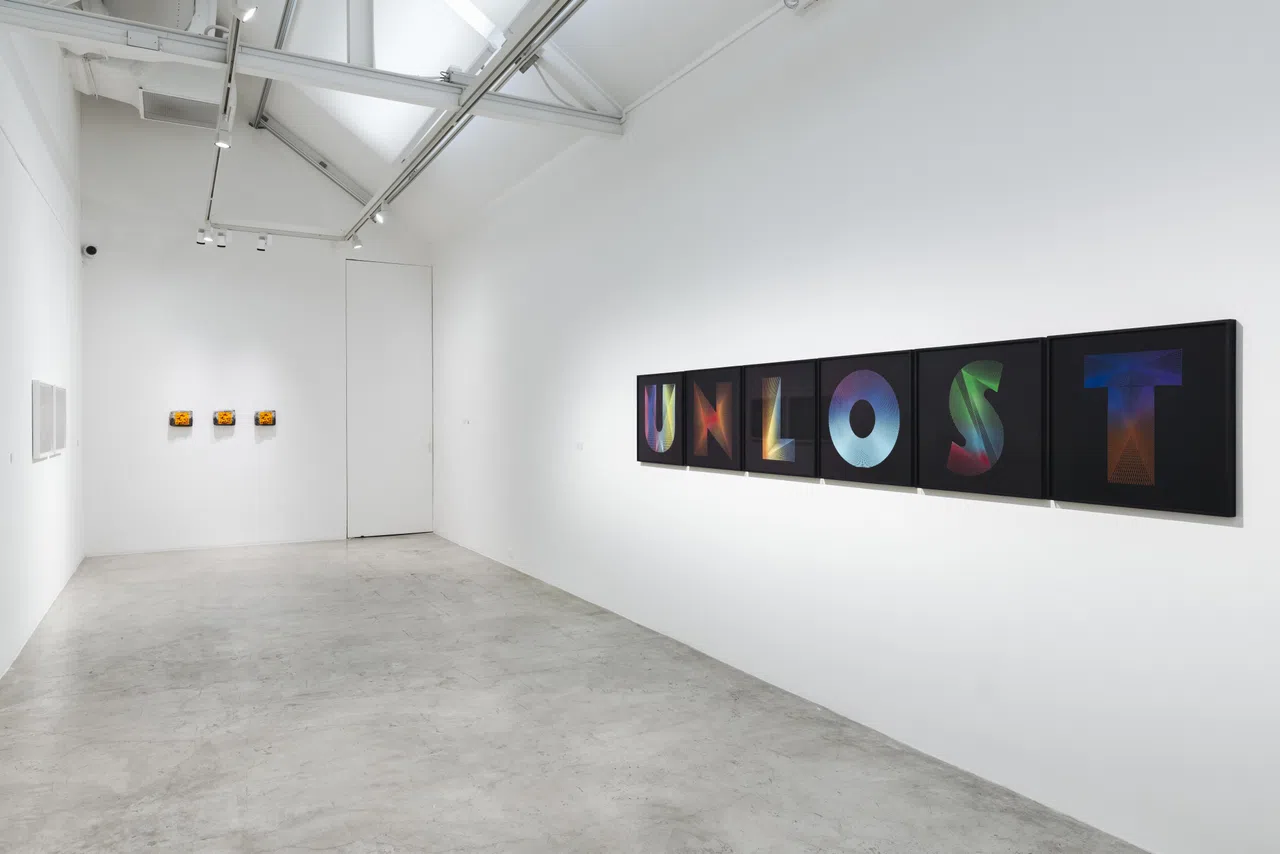 美国艺术家佩·怀特以字母为主的大型植绒装置“Unlost”（右）。（STPI提供）