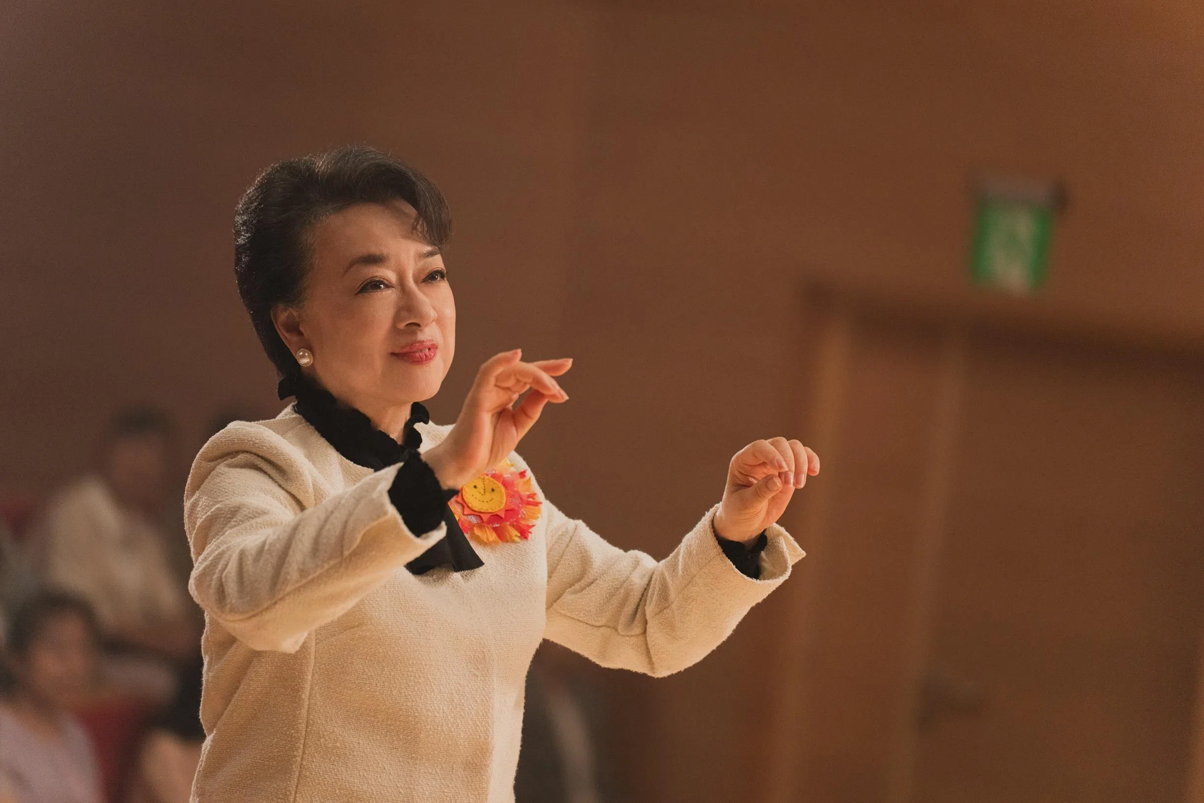 翁倩玉饰演因杀夫而入狱的前知名歌手，也是片中“阳光女子合唱团”的指挥。（嘉华院线提供）