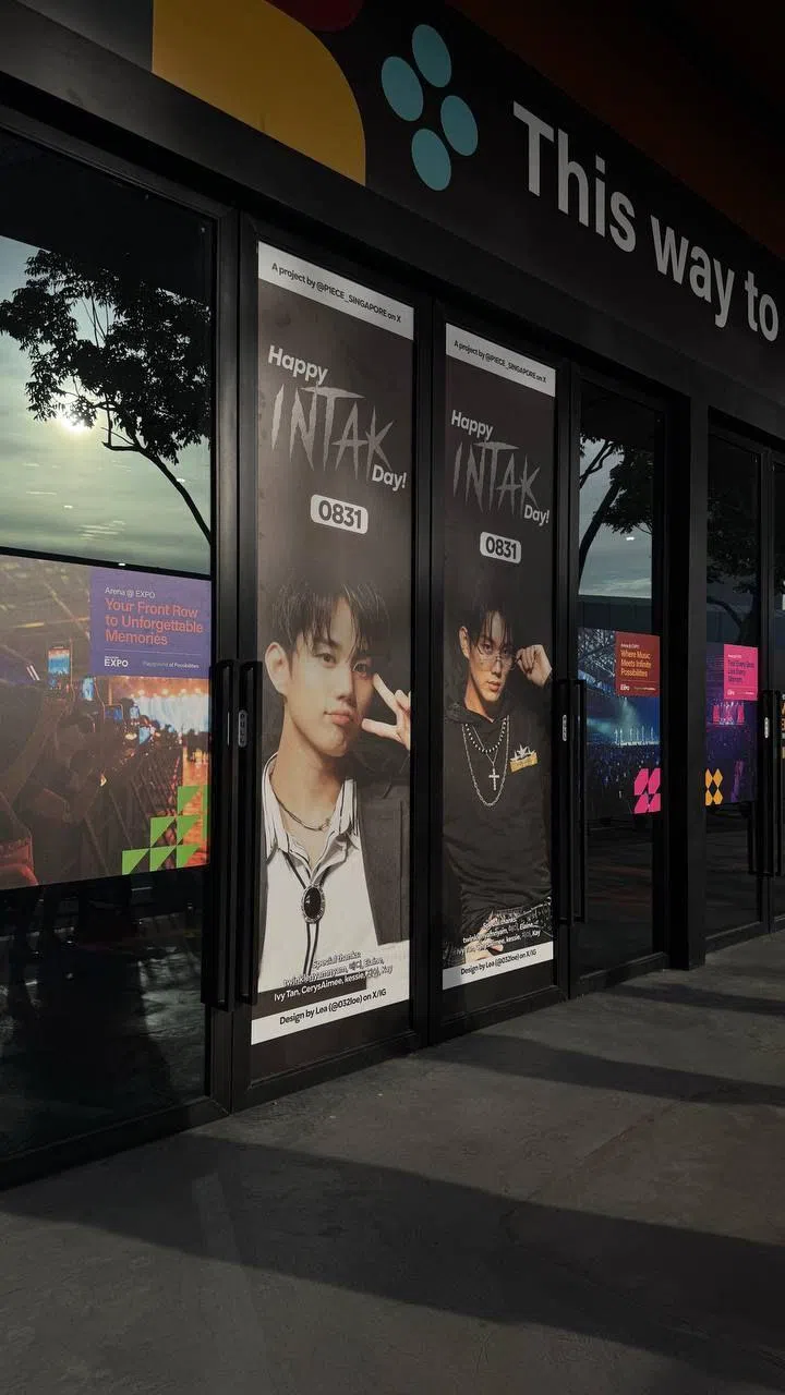 王乐晴刚在不久前为P1Harmony歌迷会设计了新加坡演唱会的海报，用于新加坡博览中心演唱会现场的入口处。（受访者提供）