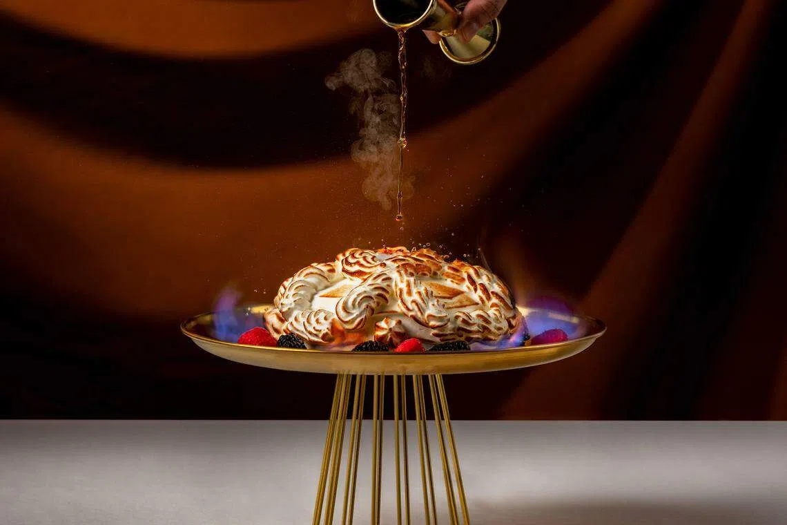 火焰阿拉斯加包裹不同雪糕与蛋糕滋味。（餐馆提供）