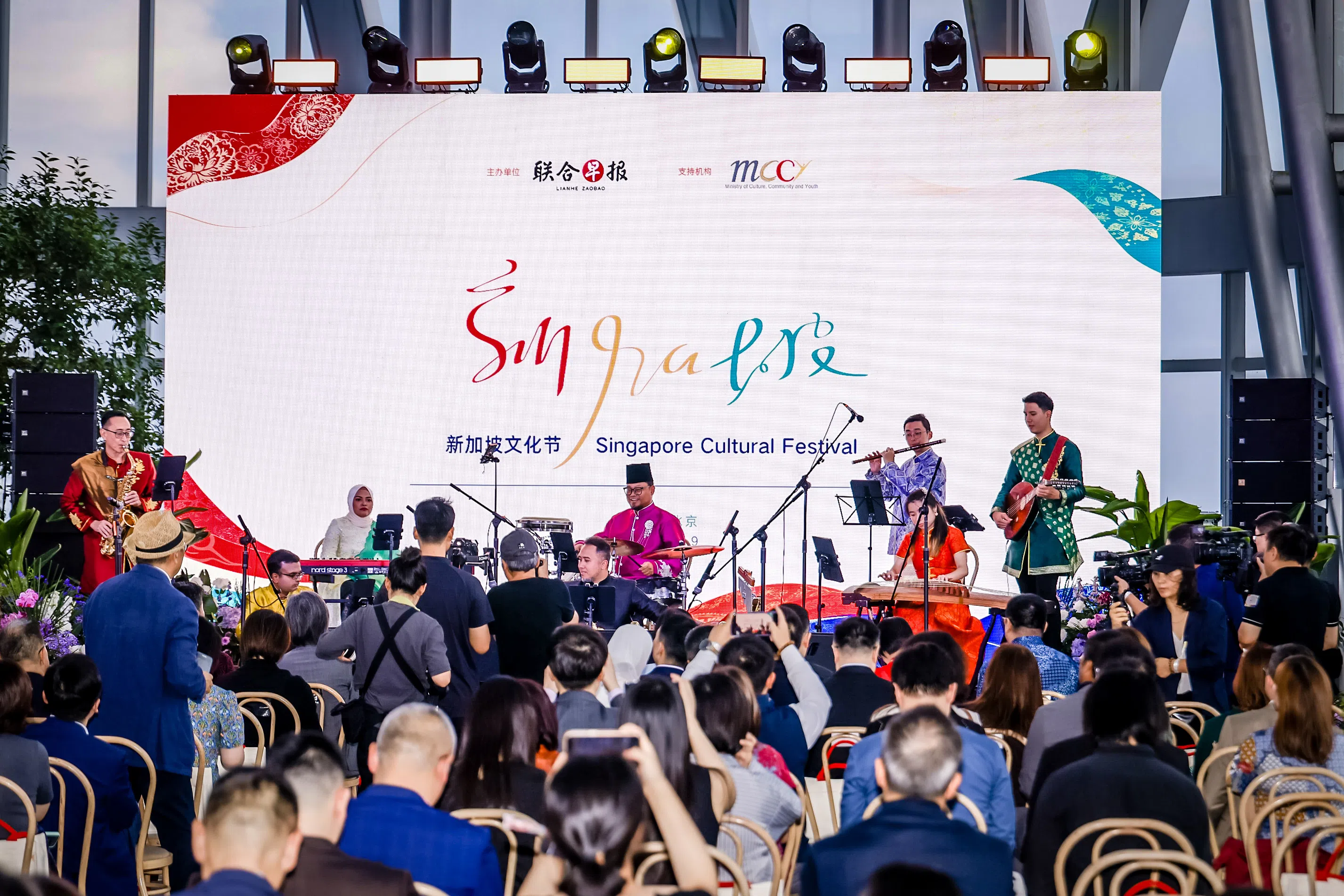 新加坡跨族群乐团Artusik在文化节开幕式上演出，通过音乐展现多元文化交融的独特面貌。（主办方提供）
