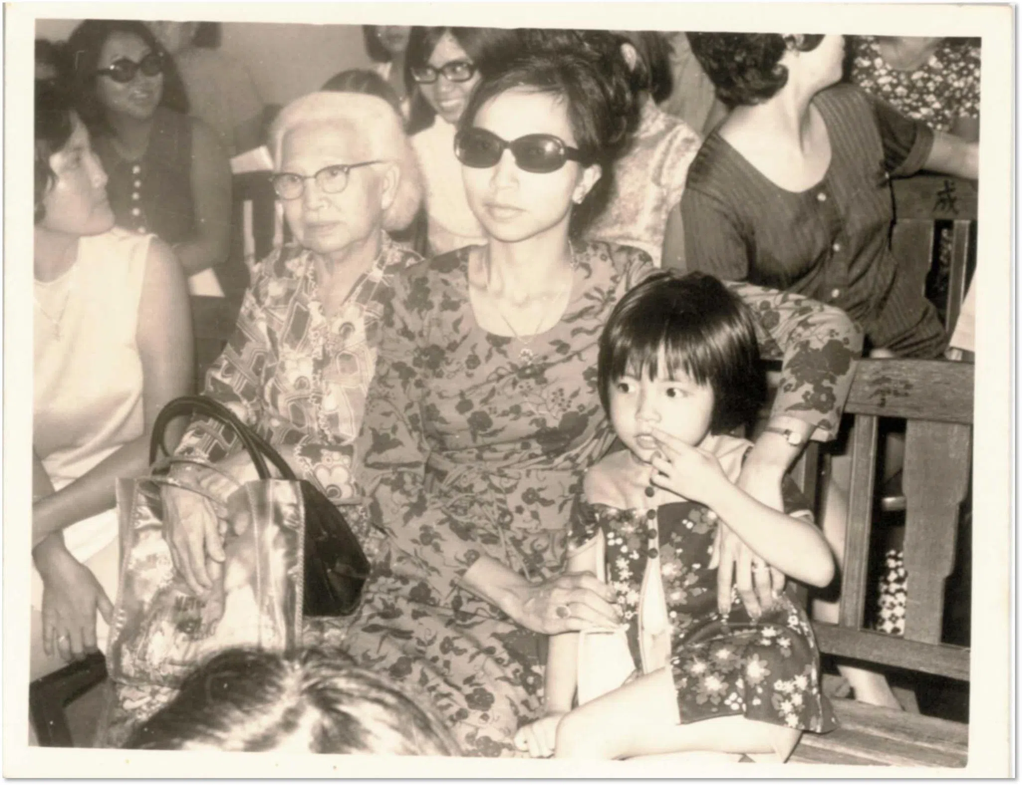 五岁的陈淑珊（右），跟妈妈和外婆的三代合影。那天，是她人生中第一次上台演讲。（受访者提供）