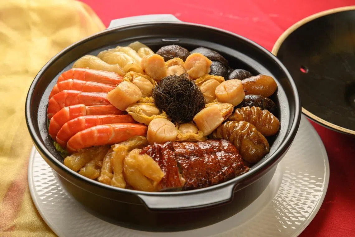 包罗万有的盆菜。（特约黄𬀩捷摄）