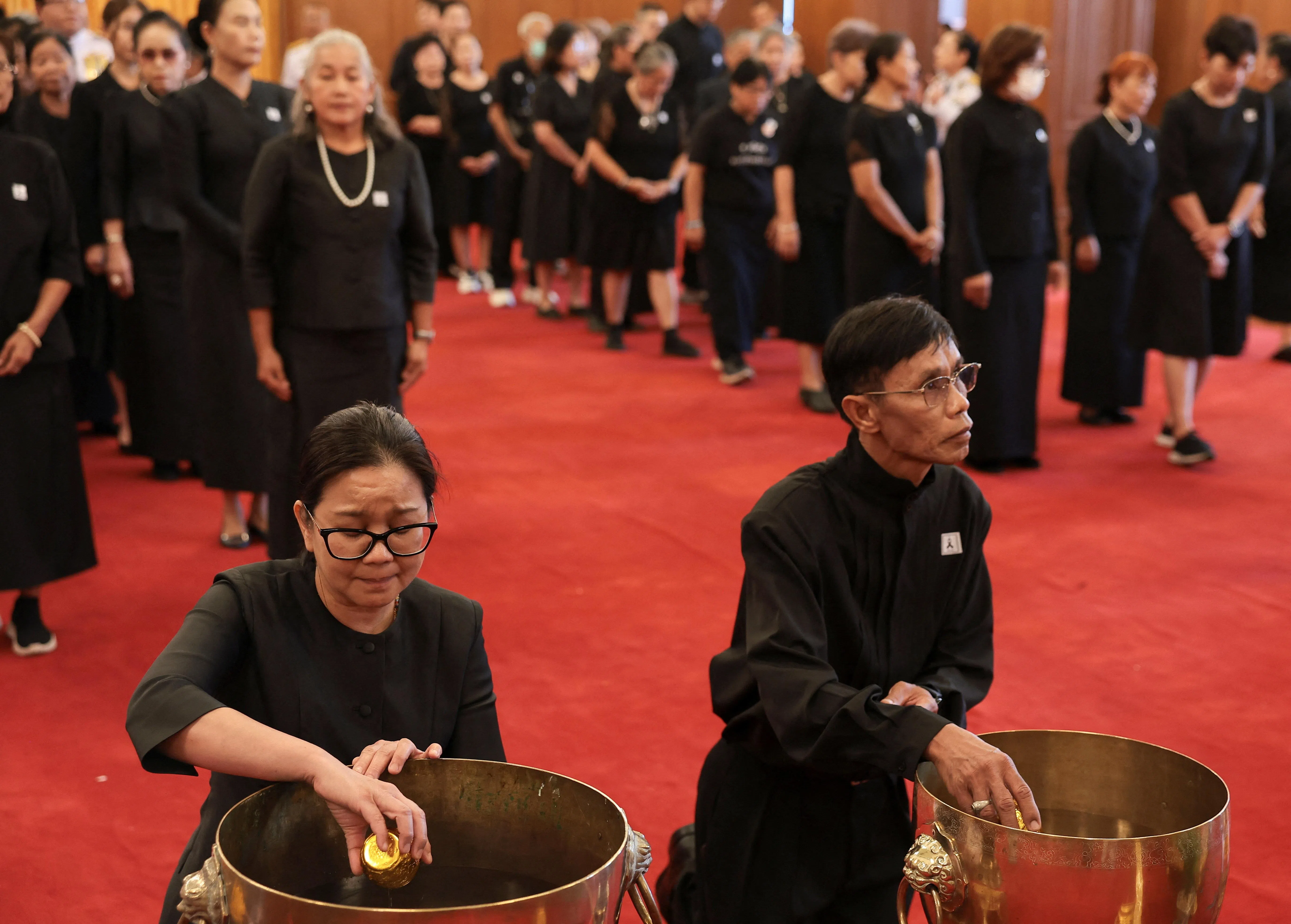 泰国民众星期六在曼谷大皇宫参与王室浴礼前的洒圣水仪式，悼念日前逝世的帕差拉公主。（路透社）