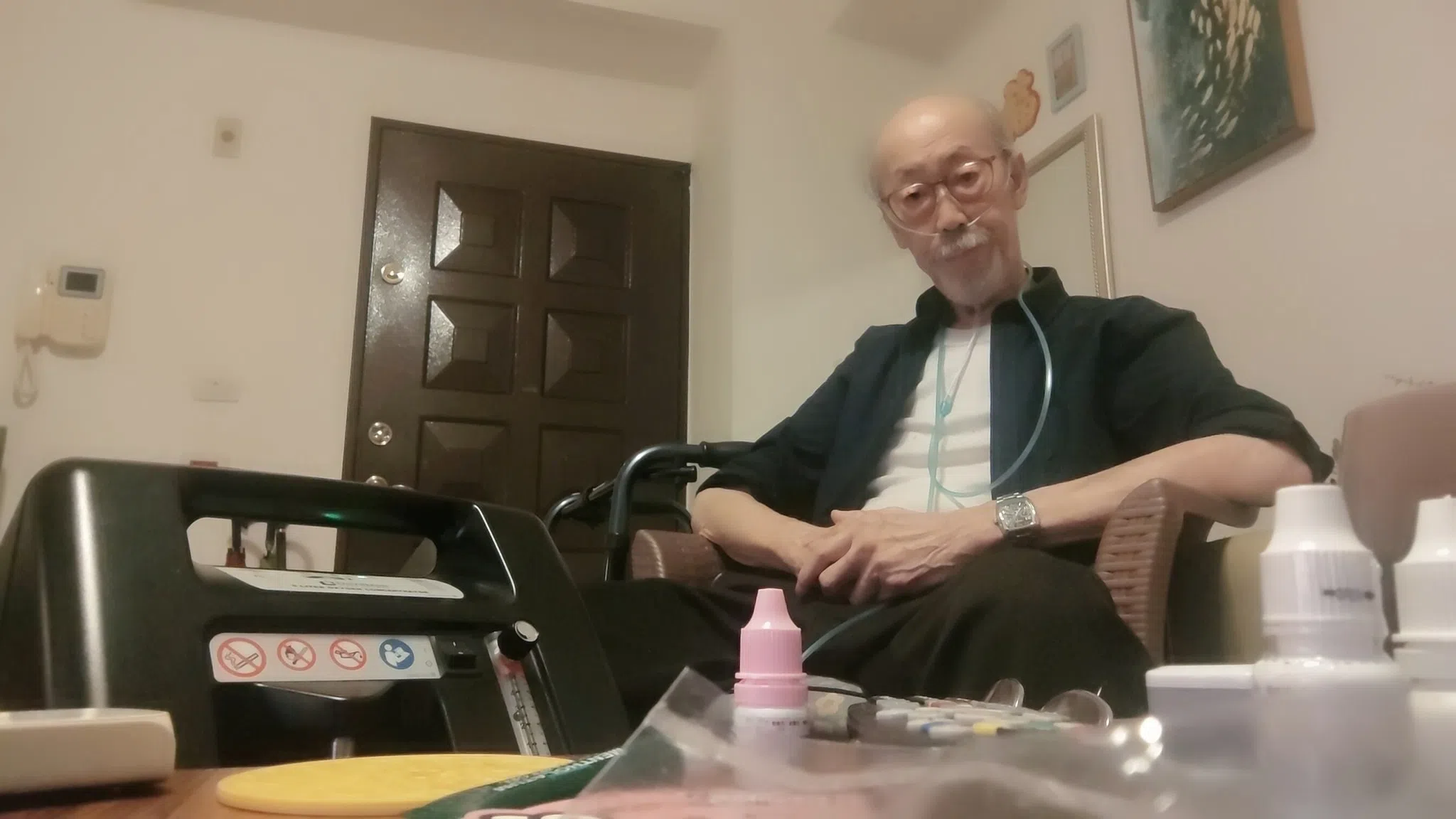 冯淬帆的健康亮红灯，一度需靠制氧器维生。（取自冯淬帆脸书）