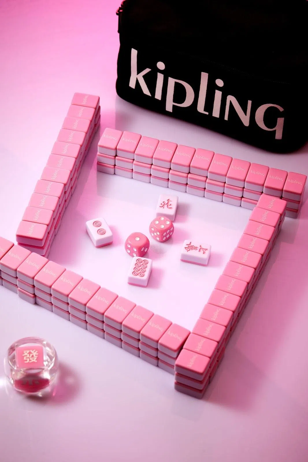 比利时休闲包品牌Kipling，希望通过时尚且便捷的设计，让玩家无论身处何地，都能感受麻将的乐趣。（Kipling提供）