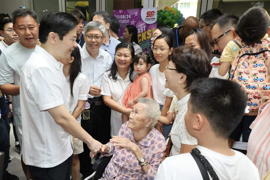 班丹花园居民刘燕源（左三白发、穿白衬衫、戴眼镜）星期六带母亲、兄弟姐妹和侄子等近20名家人参加人协家庭游乐园，并与黄循财（左二）互动。（邬福梁摄）