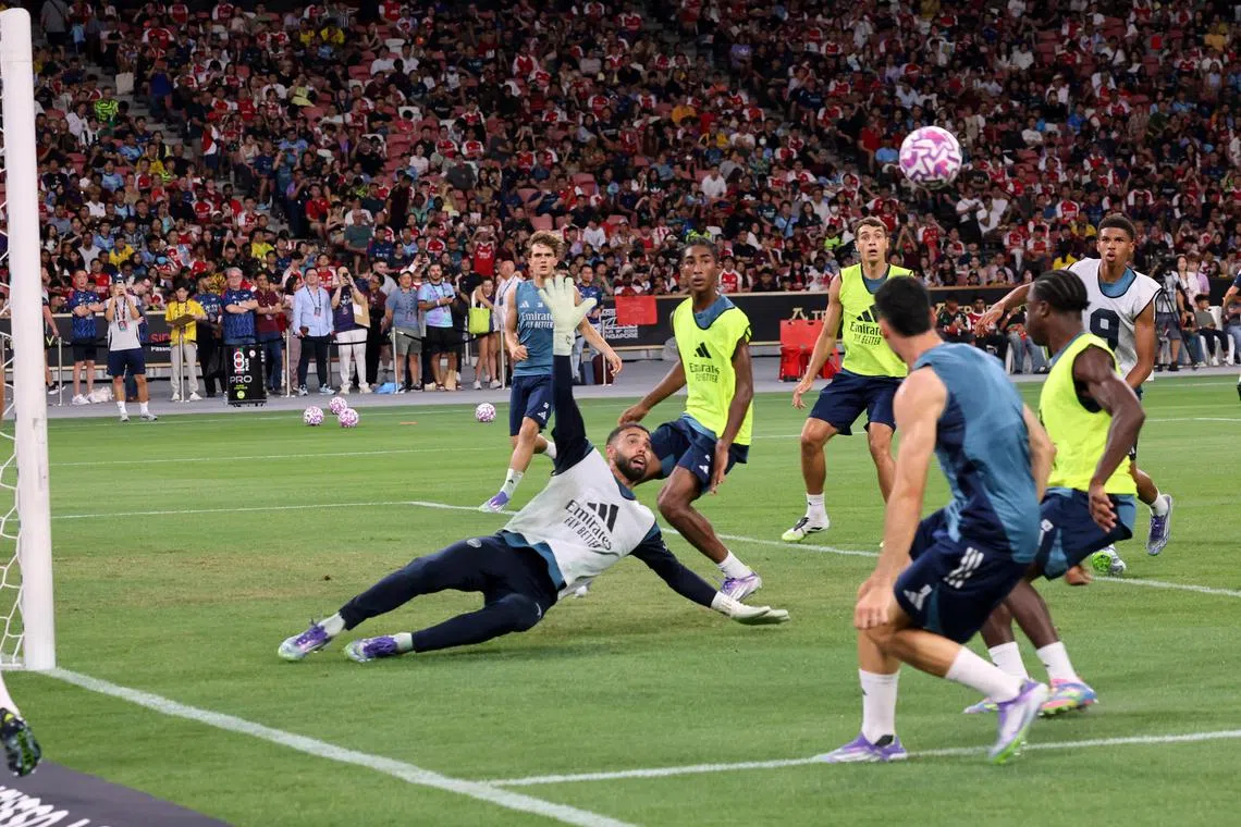 阿申纳门将拉亚在星期五的公开训练中救球。（邝启聪摄）