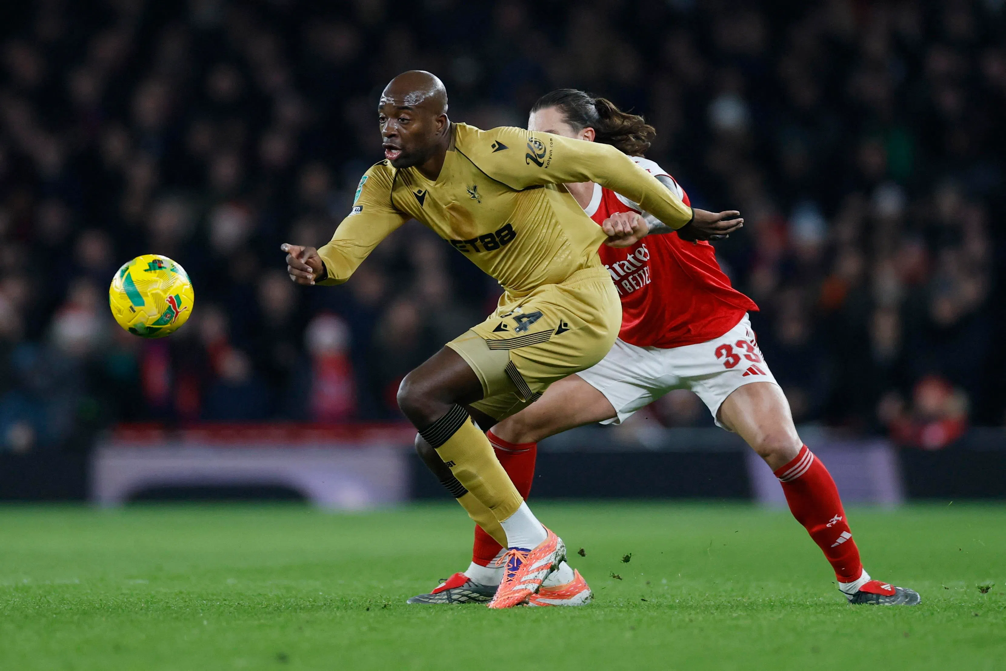 身高1米92的水晶宫前锋马特塔（黄衣）近期受到膝盖伤病困扰，但预计能正常出战。他本季在17场联赛中攻入七球，也在上季对阵热刺的比赛攻入制胜球。（路透社）