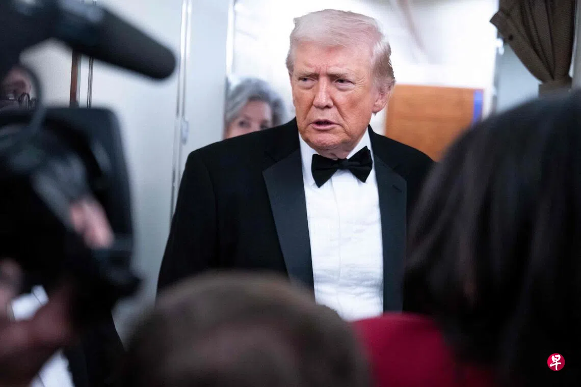 特朗普星期六（1月31日）乘坐总统专机空军一号，从华盛顿前往佛罗里达州。他在途中告诉随行记者，美国正在与印度商讨一项购买委内瑞拉石油的协议。 （法新社）