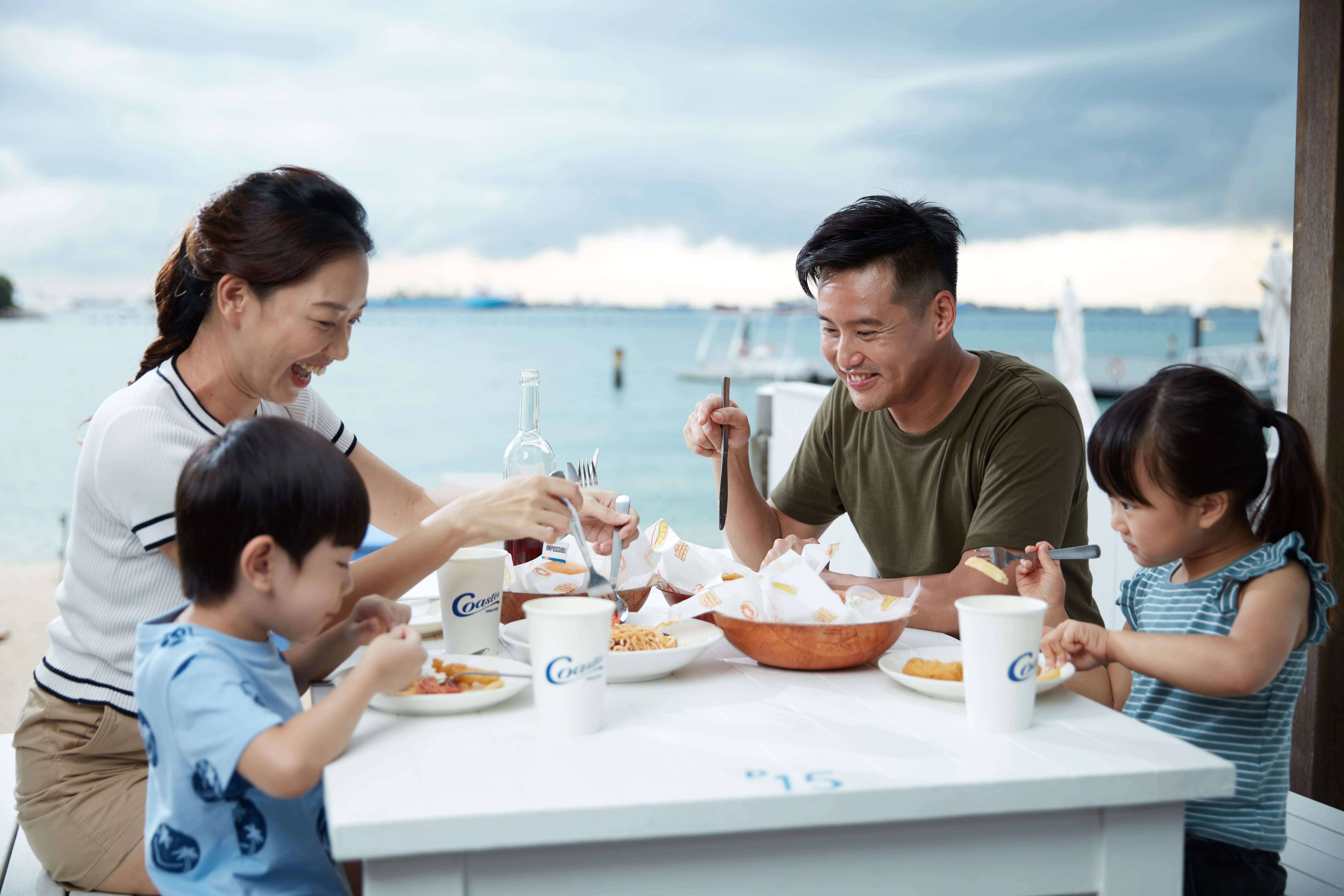 Coastes新年前夕沙滩烧烤自助餐提供烧烤肉类、海鲜等众多美食，为一家大小呈献岁末压轴大餐。（图/圣淘沙提供）