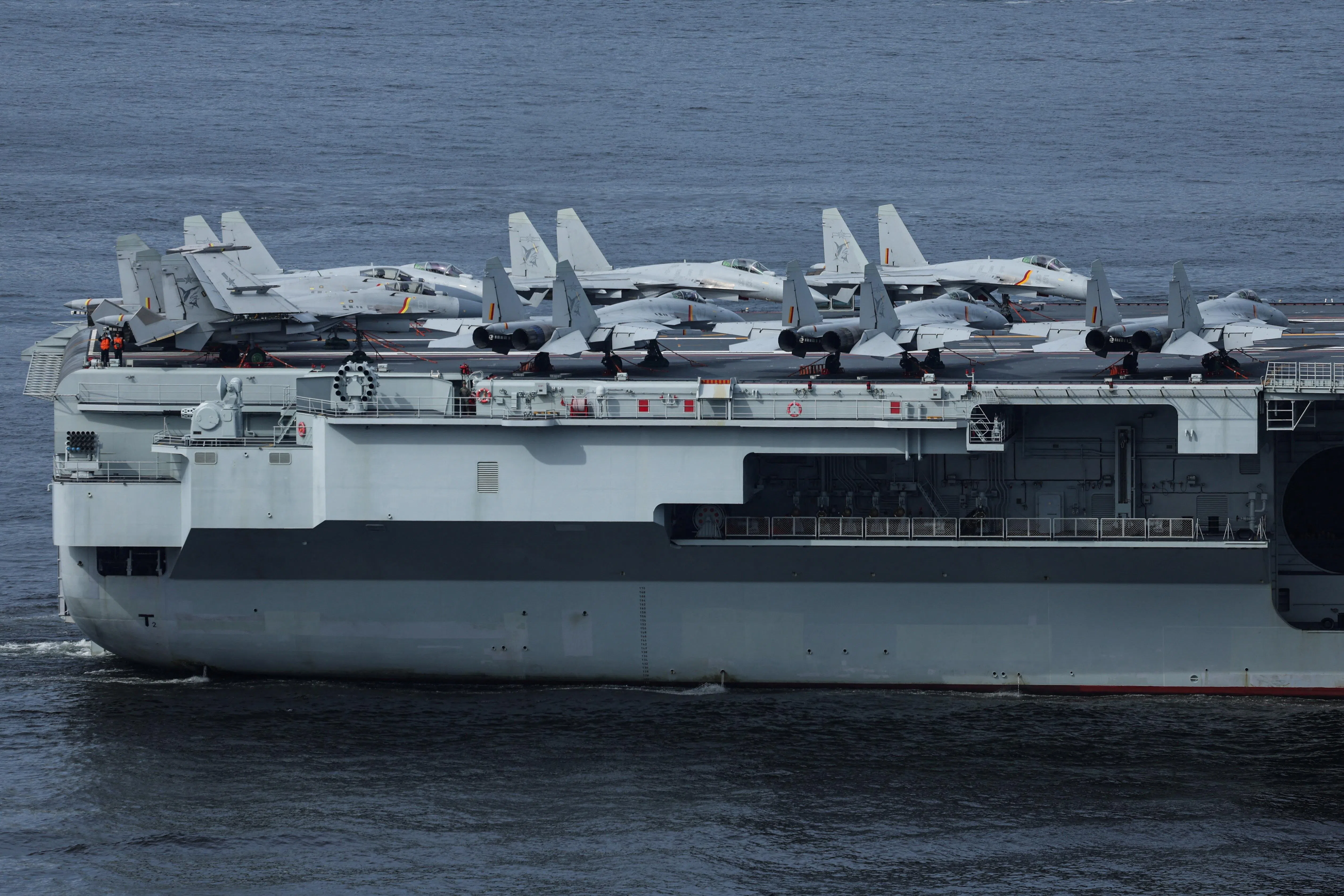 载着歼-15战机的山东舰，星期四（7月3日）抵达香港海域。（路透社）