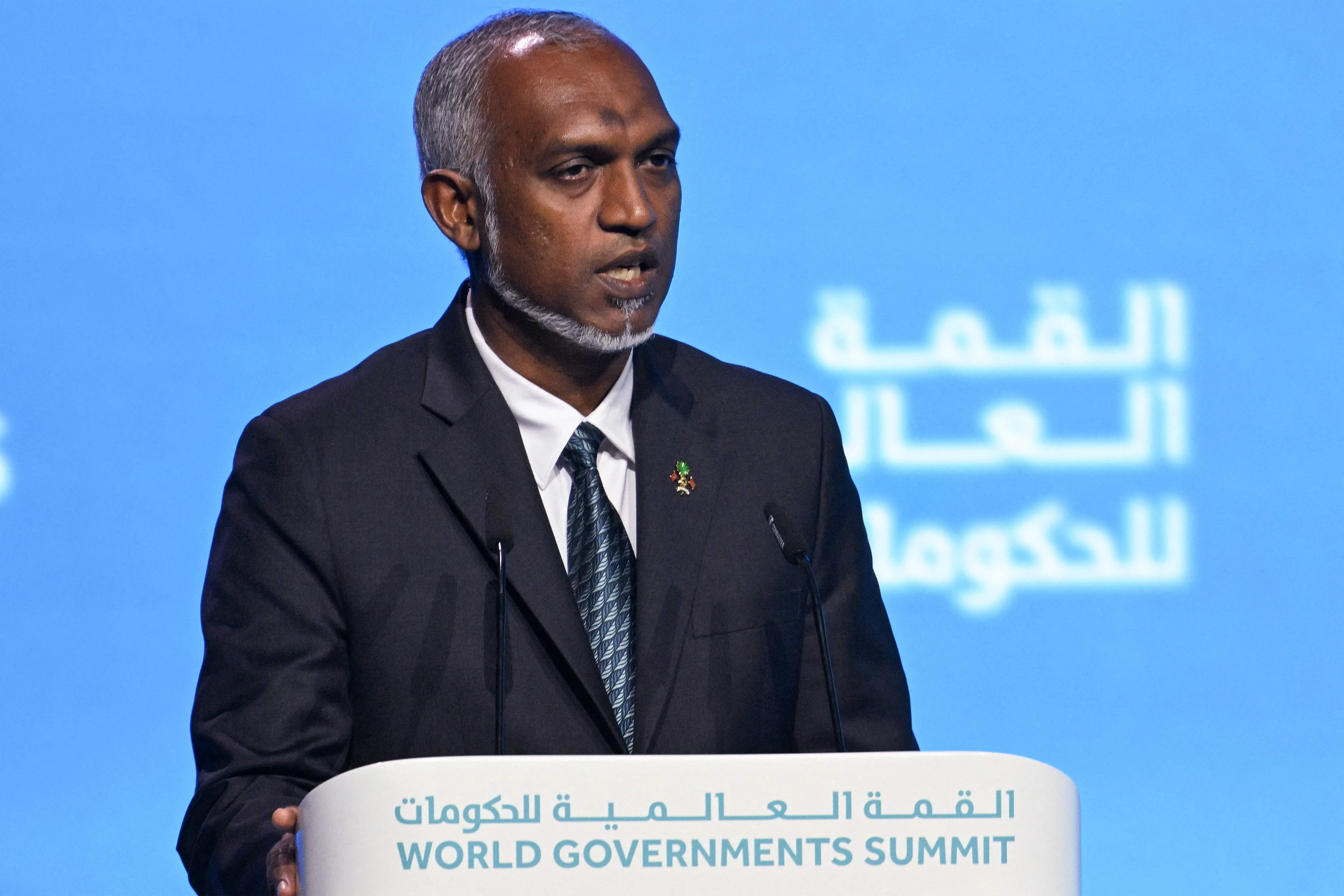 马尔代夫总统穆伊兹在选举中胜出后，印度和马尔代夫之间的关系恶化。照片为穆伊兹于2月13日在迪拜举行的世界政府峰会上发表讲话。（法新社）