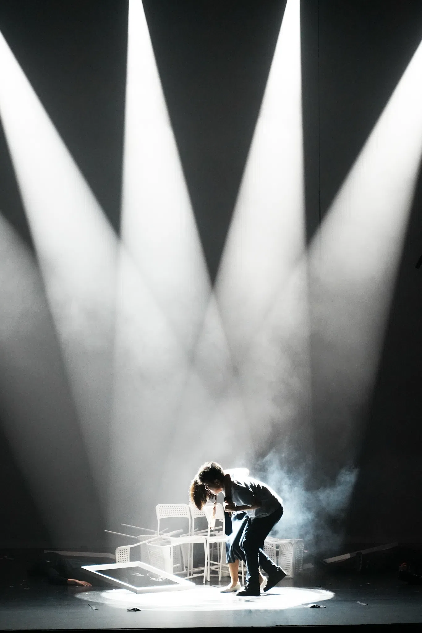 剧目二《绝不放弃你》主角王小明（前，李玉泉饰）奋不顾身地从即将爆炸的车祸现场救出妈妈（王加慕饰）。（华侨中学高中部学生江奕莹摄）