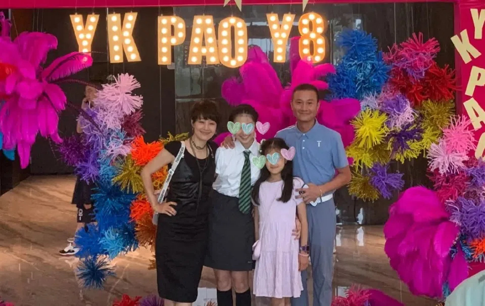 马伊琍（左一）和文章出席女儿的毕业典礼，一家四口温馨合影。（互联网）