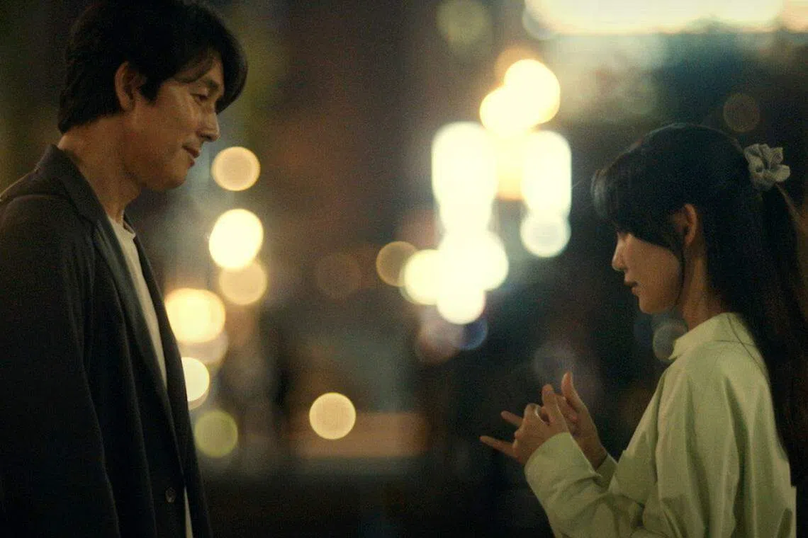 郑雨盛和申铉彬为新剧学手语。（取自Disney+ Korea IG）