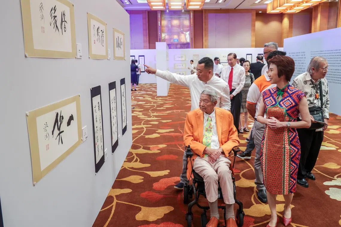 方志忠（左后）为蔡澜主办书法展，贸工部兼文化、社区及青年部政务部长刘燕玲（右）担任主宾。（叶振忠摄）