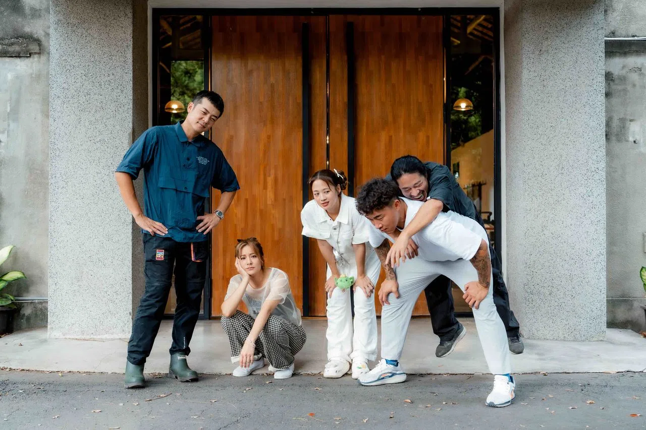 《嗨！营业中》第四季的班底加入金曲歌王乱弹阿翔（被背者）。（互联网）