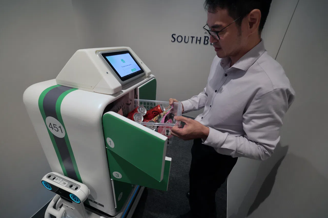 客人会预先收到信息和开箱密码，输入密码后，即可取出所订购的物品。（梁麒麟摄）