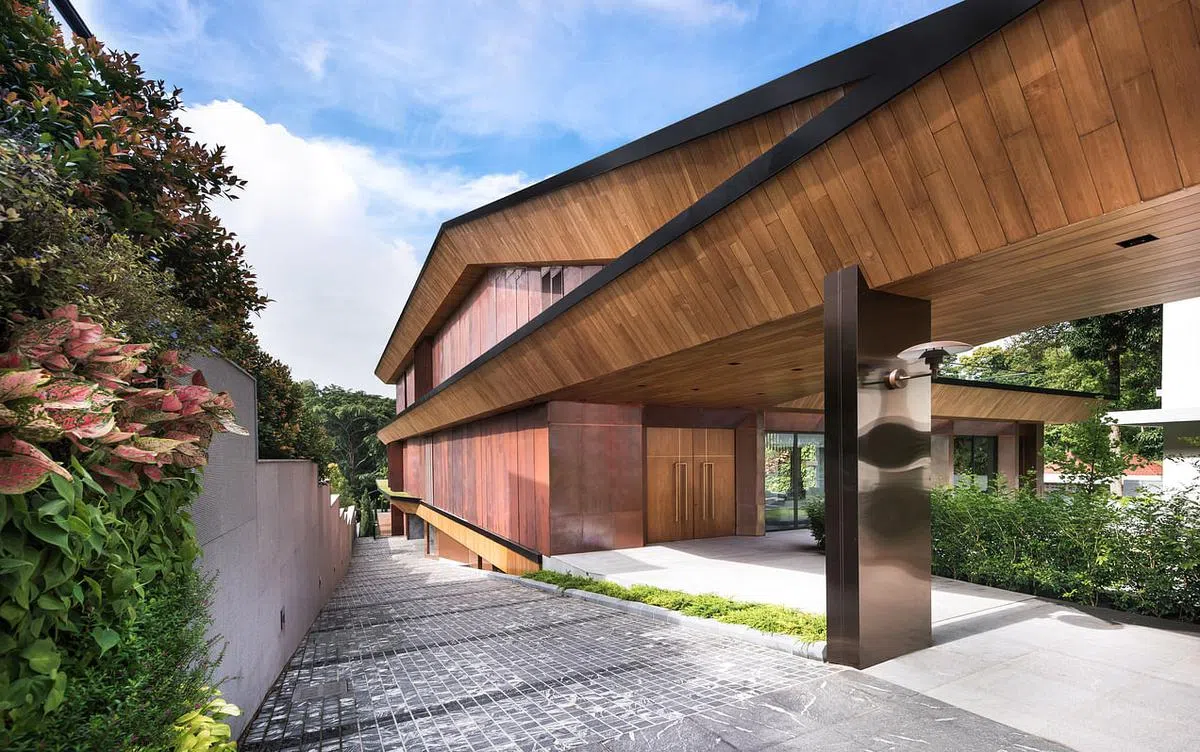 大门入口处走廊顶端依据地形走势设计。（Edward Hendricks摄）