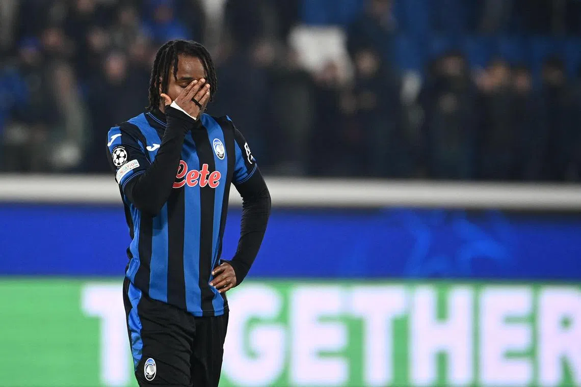 上半场进球的亚特兰大前锋卢克曼，在第61分钟踢失罚球，让球队痛失进一步缩小差距的大好良机。（法新社）