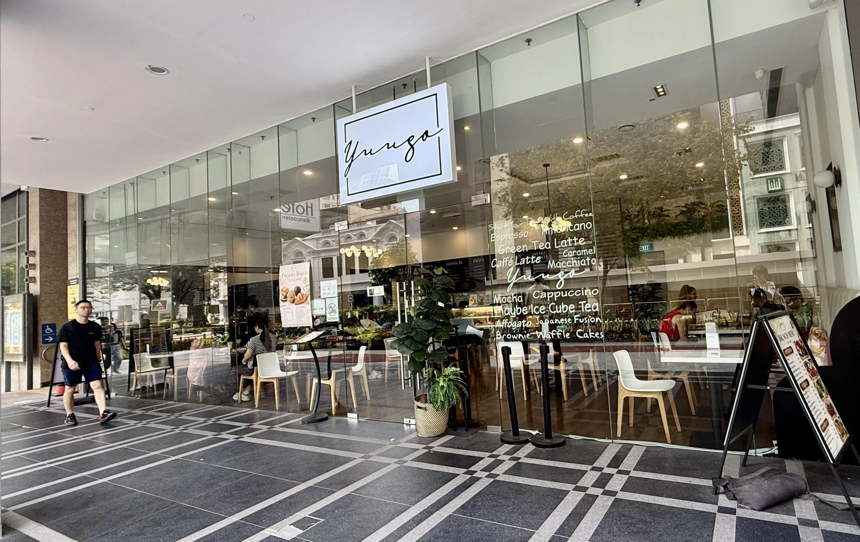 空间感佳的Yuugo Cafe，早上7时就开始营业。（陈映蓁摄）