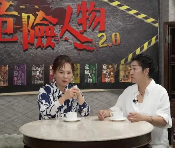 翁静晶（左）和相识47载的好姐妹雪梨畅聊心事。（互联网）