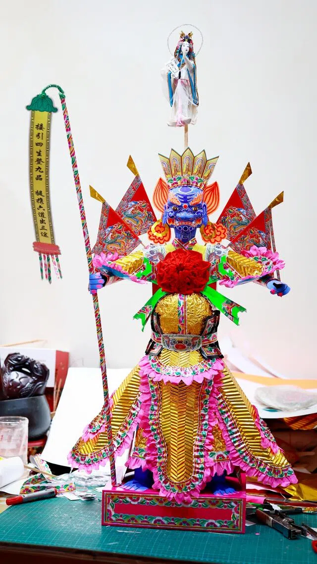 一些祭祀场合的空间有限，陈贵财于是为顾客制做迷你版大士爷。（龙国雄摄）