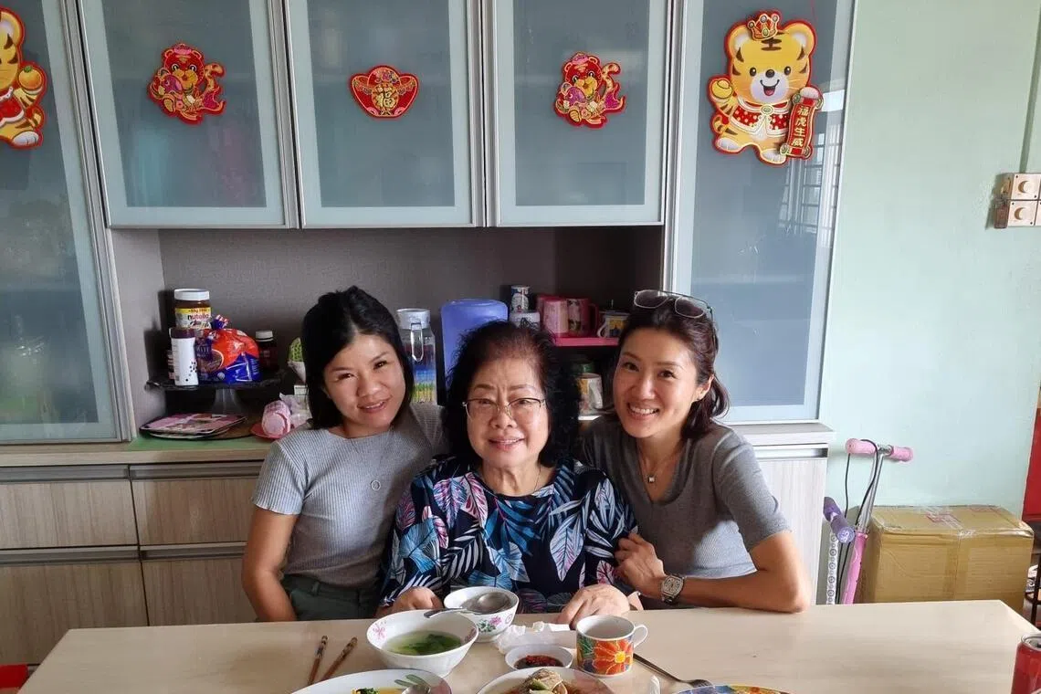 翠苑由姐妹花黄淑芬（右一）和黄淑麟（左一）共同经营。两人2019年盘下食肆后，与原店主贝蒂（中）依旧保持紧密联系。两人决定搬迁前也与贝蒂商讨，获得她的支持。（受访者提供）