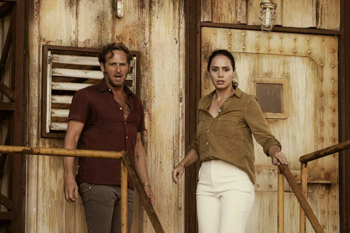 《黑魔鲨》乔什卢卡斯（左）和费尔南达·乌雷霍拉饰演受困在钻油平台上的夫妻。（邵氏提供）