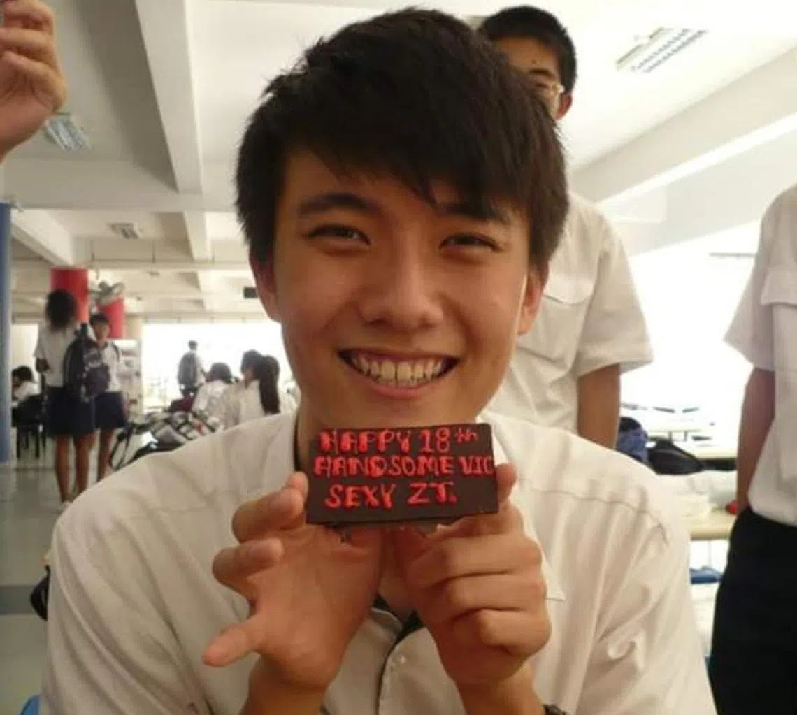 张哲通从小就从新山往返新加坡念书，图为同学们为他庆祝18岁生日。（新艺经纪提供）