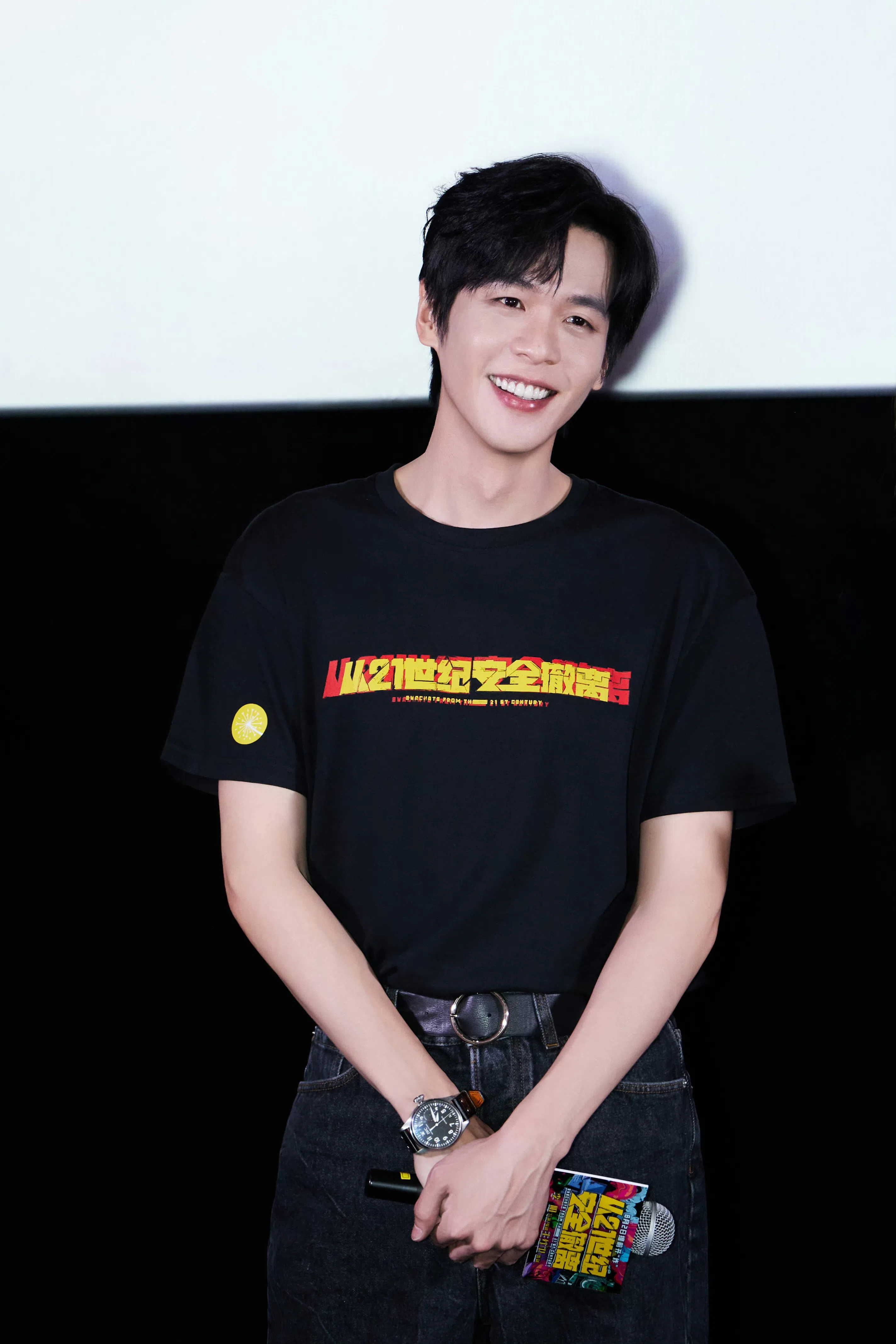 张若昀主演的电影《从21世纪安全撤离》举办首映礼，同为演员的太太唐艺昕到场支持。（取自张若昀Studio微博）