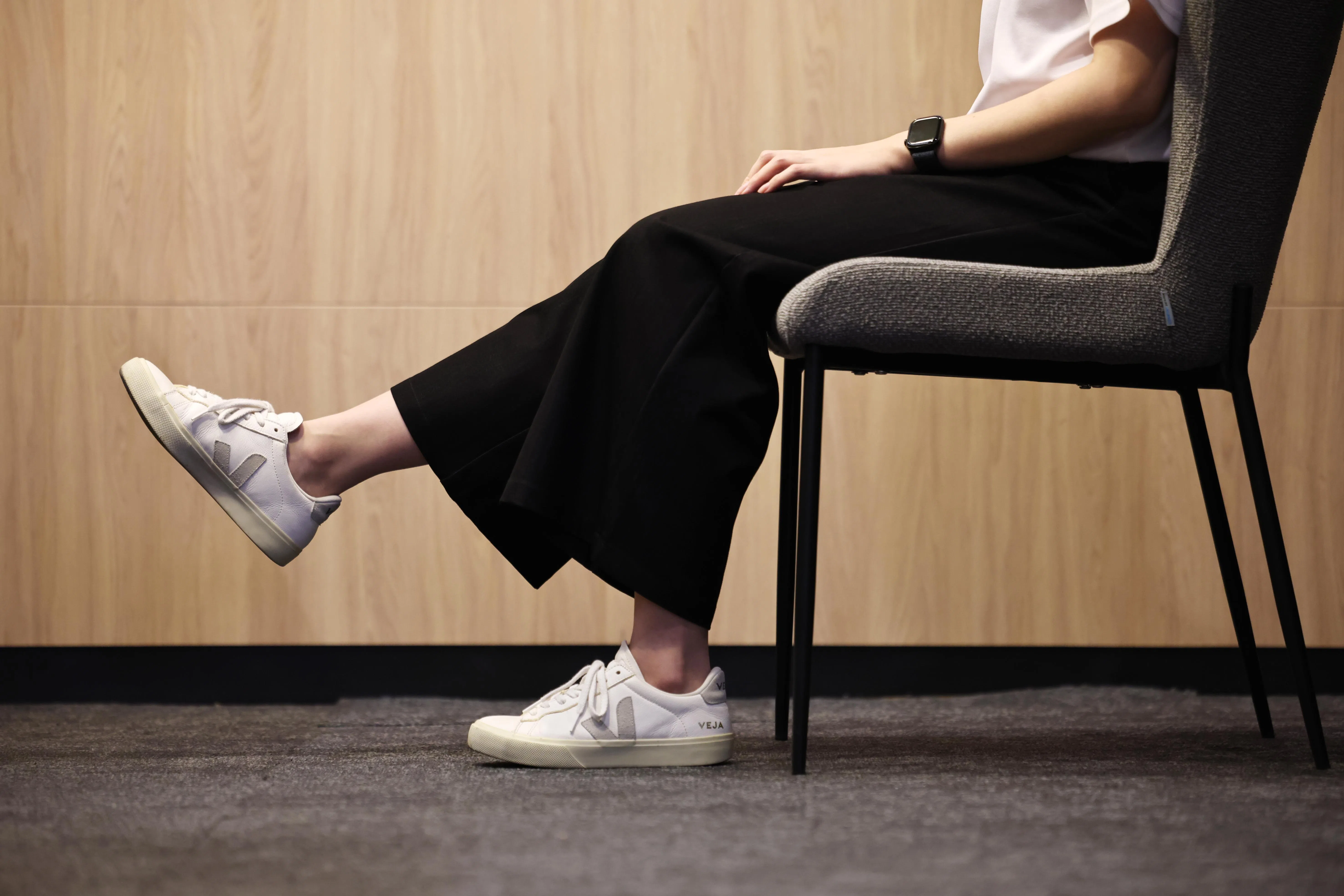 脚踝画圈可以双脚一起做，也能单脚进行再换边做。（陈渊庄摄）