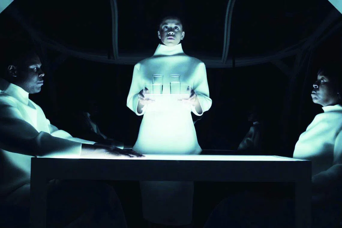 苏微理为剧场作品设计布景和服装，还获最佳服装设计奖。（受访者提供）