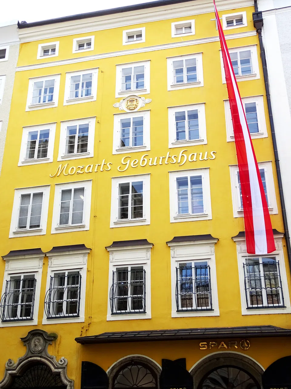 莫扎特出生地就在萨尔茨堡旧城“粮食胡同”一座黄色大楼的第三层。（许月英摄）