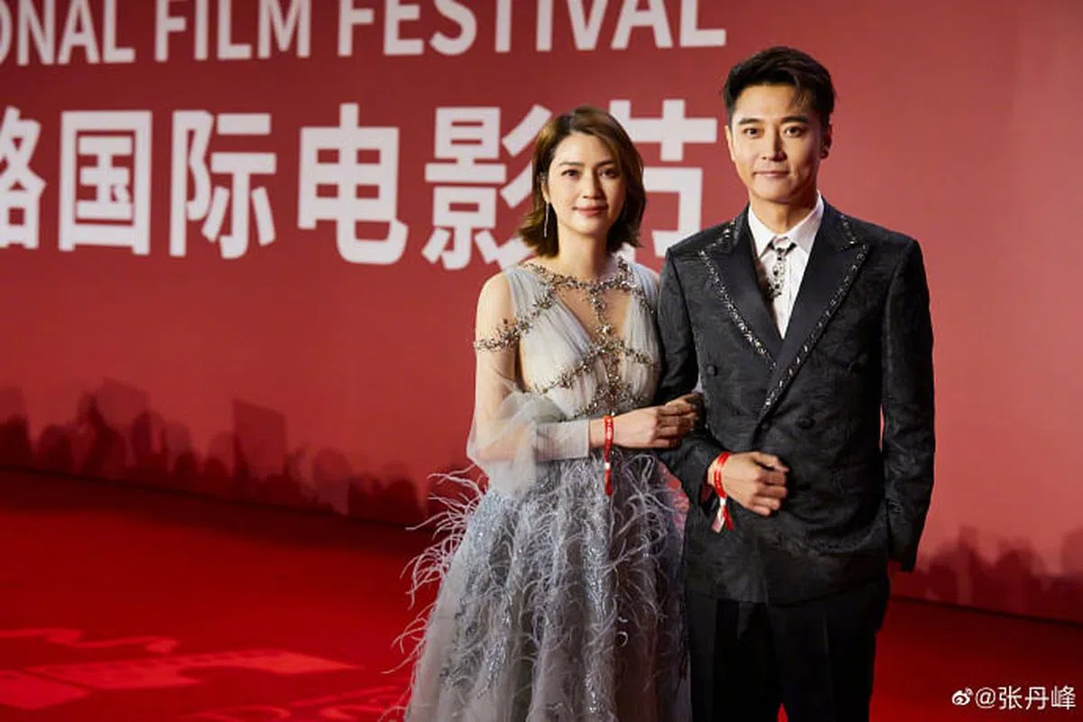 洪欣与张丹峰出席活动对外表现恩爱。（张丹峰微博）