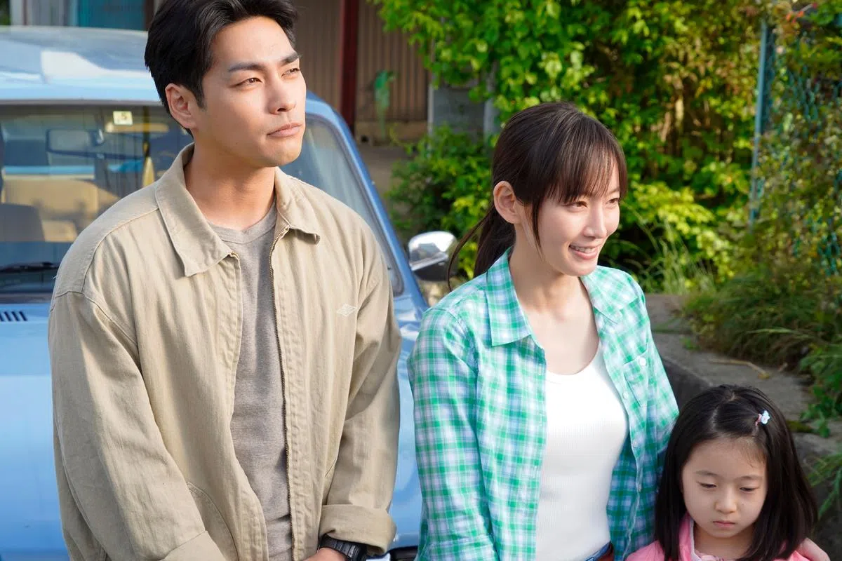 柳乐优弥和吉岡里帆在《噬亡村》中饰演夫妻。（Disney+）