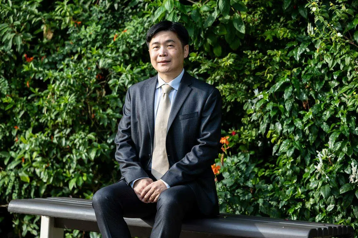 国大设计与工程学院电机与电脑工程系仇成伟副教授凭借在热输运和热辐射新物理机制研究上的突破斩获总统科学奖。（关俊威摄）