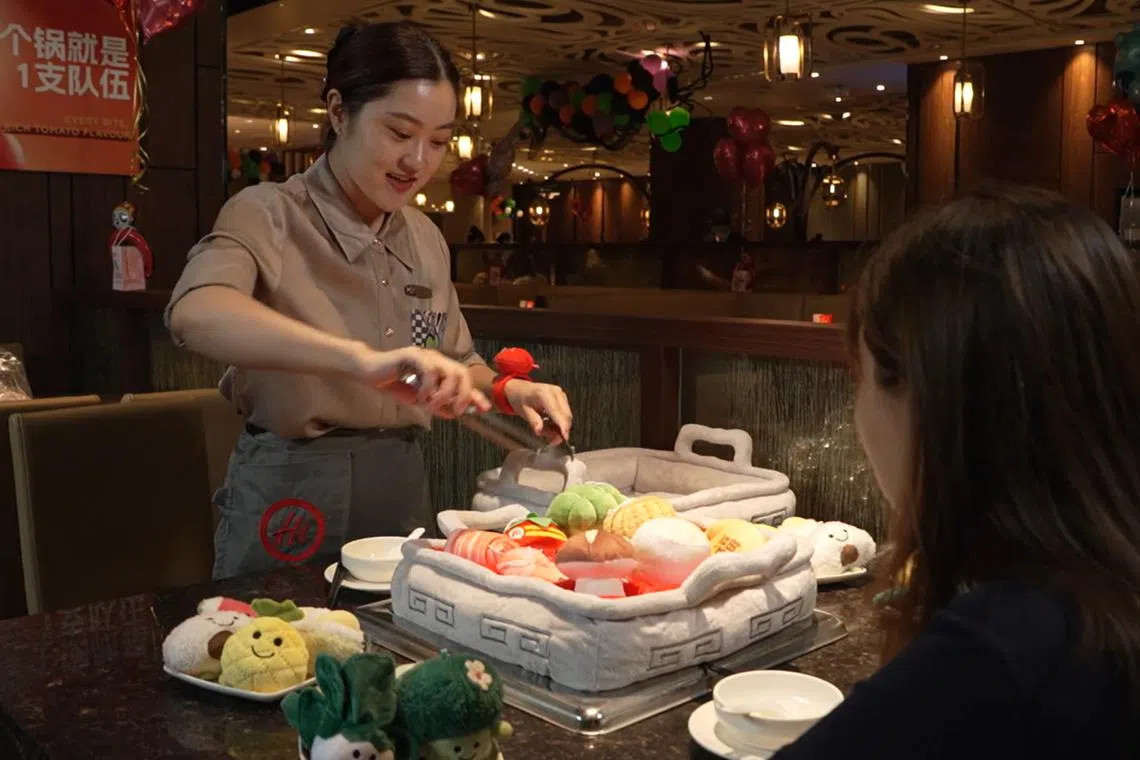 海底捞313@Somerset 店经理汪品向记者展示现场“烹煮”玩偶火锅。（视频截图）