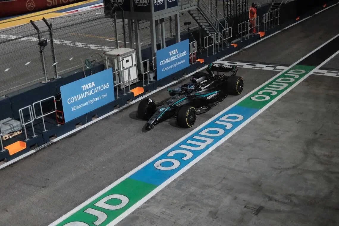 拉塞尔驾驶赛车回到维修站时，车身已经少了前翼。（卓舒畅摄）