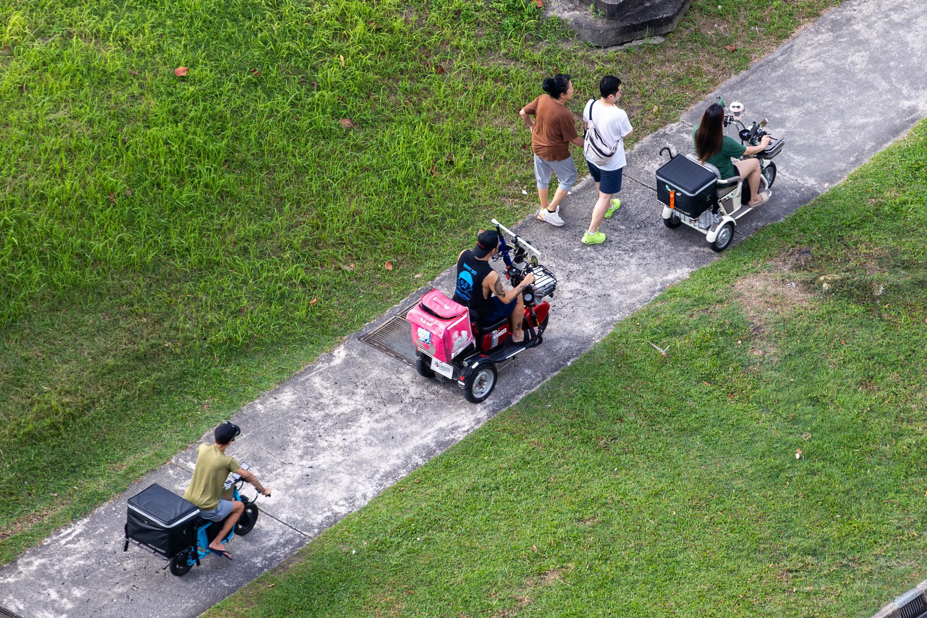 除了执法和教育外，改善道路设计，妥善分隔公路使用者，也能使公路更安全。（档案照片）