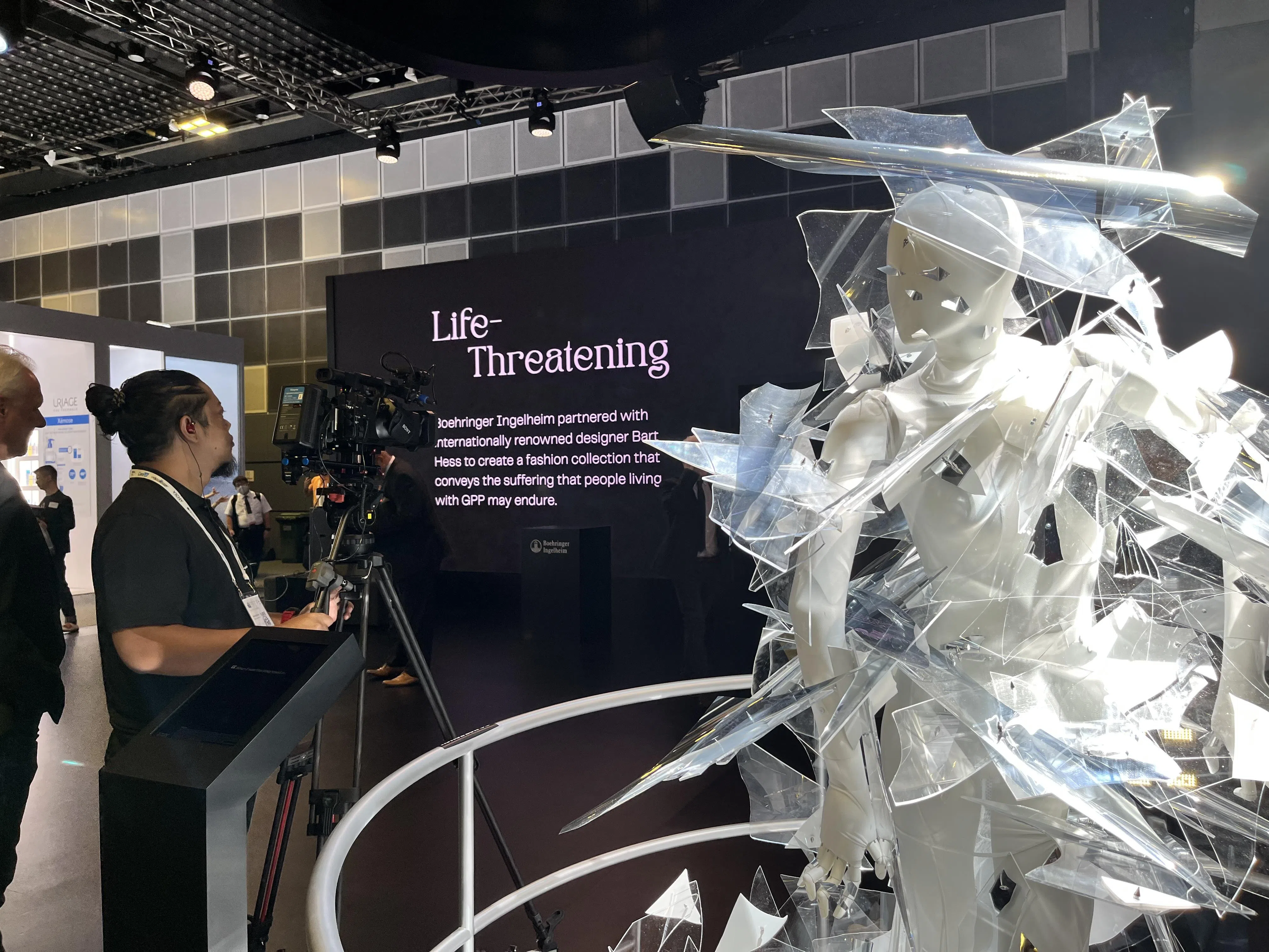 以全身型脓疱性干癣（GPP）的患者经历为设计发想的“无法穿戴”服装系列。（受访者提供）