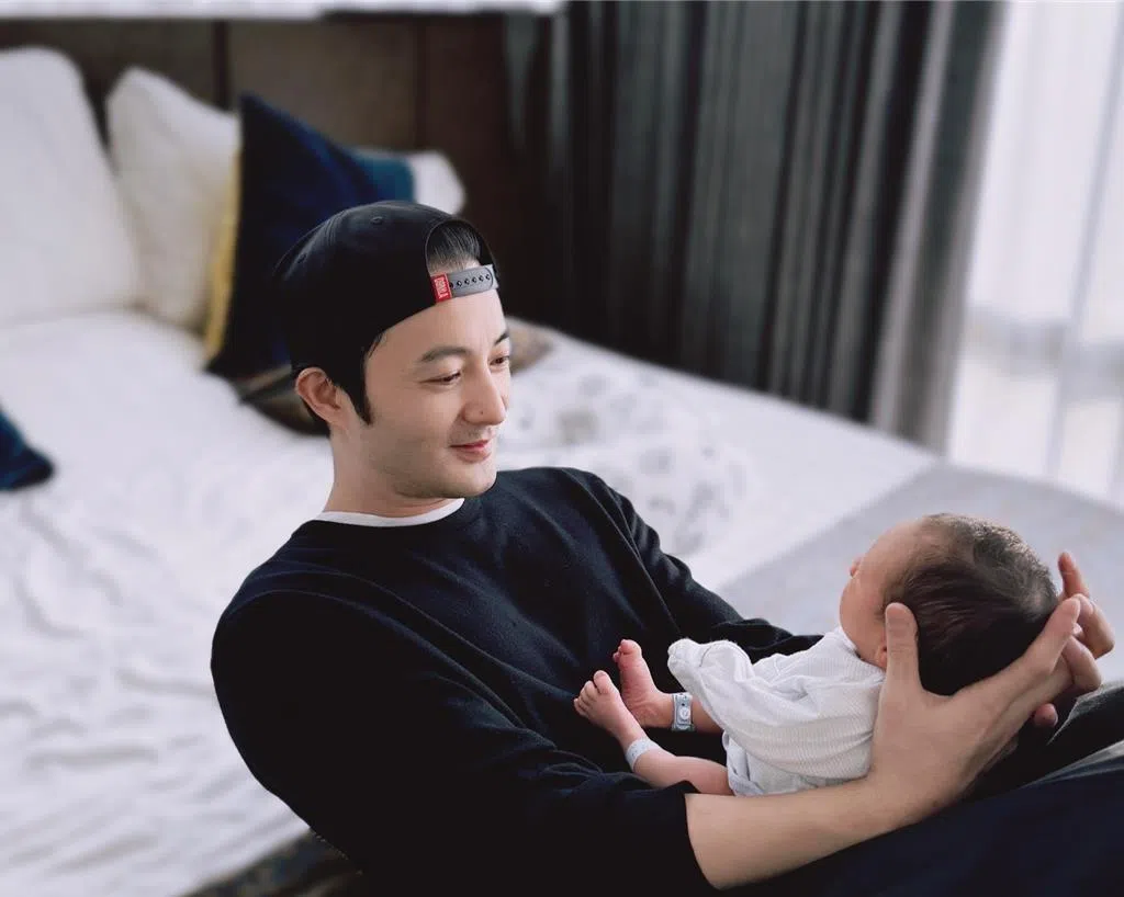 古斌心疼老婆经历18小时的分娩过程。（互联网）