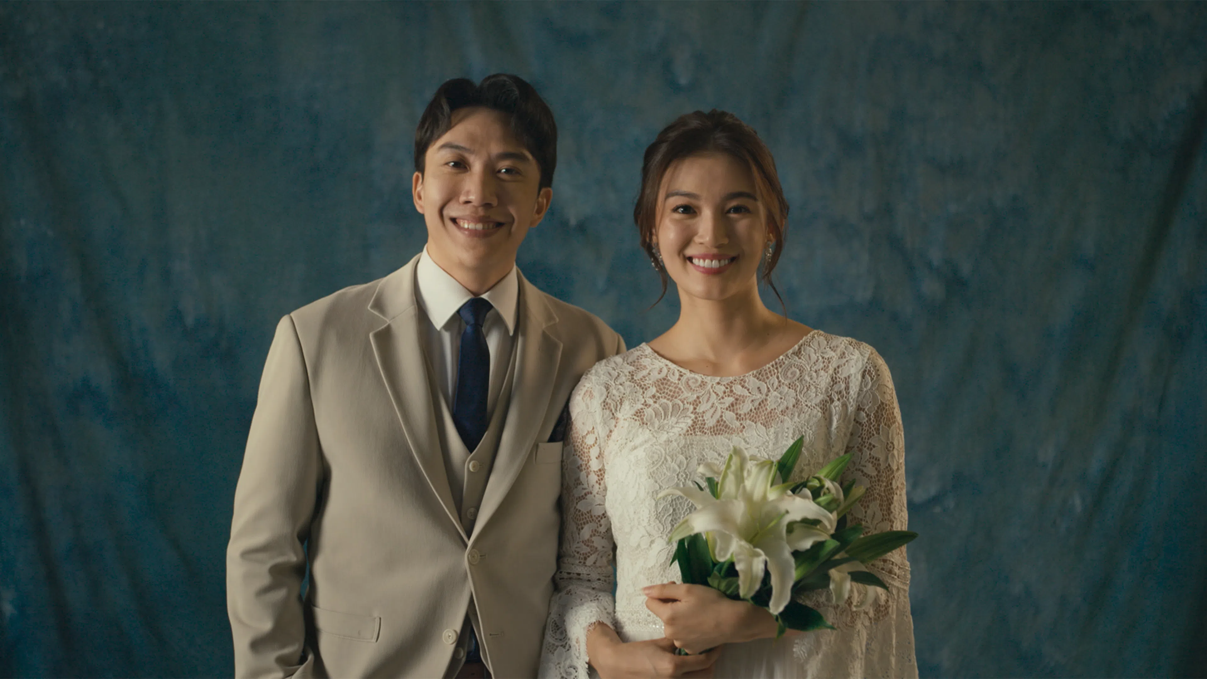 吴清樑（左）和周智慧在片中扮演夫妻。（嘉华院线提供）