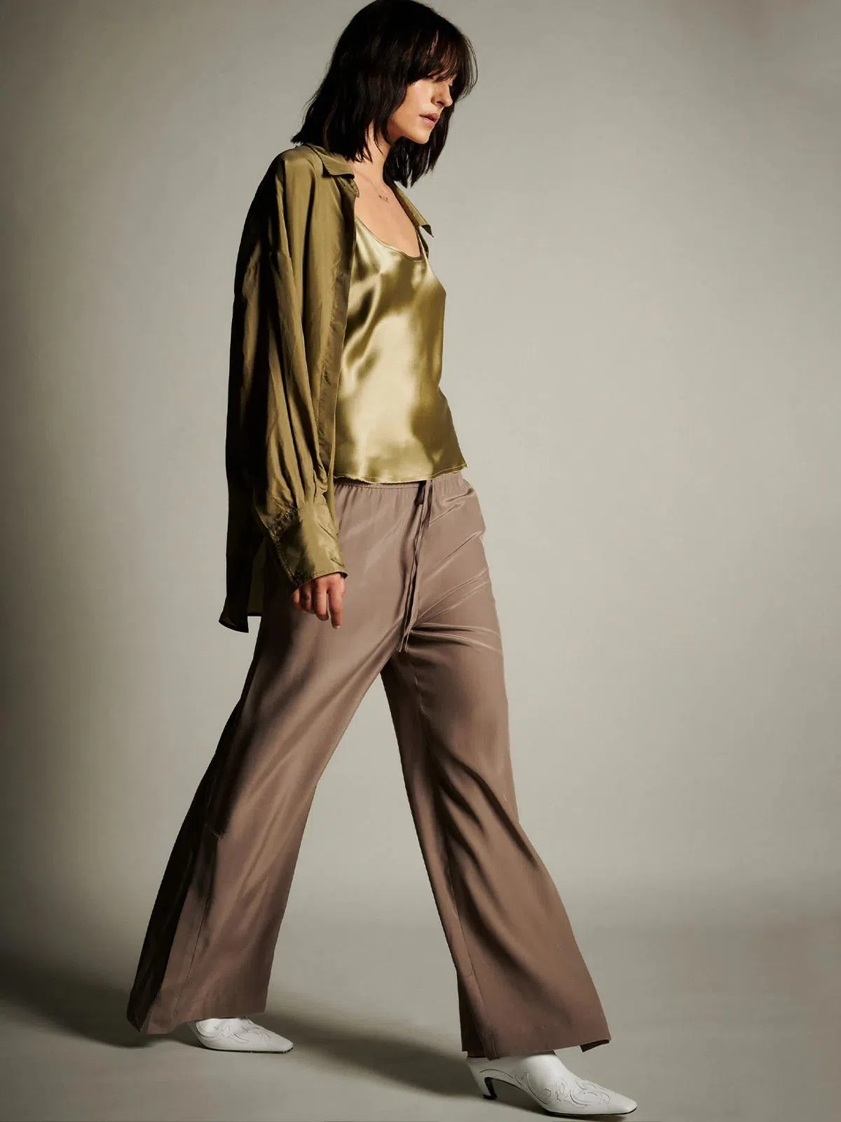 睡裤也可玩出时尚造型，许多欧美网红乐此不疲。（互联网）